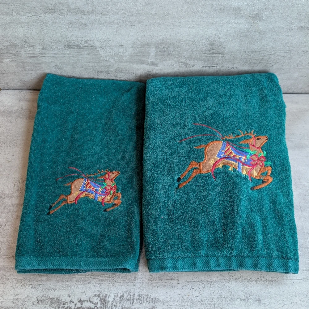 Set of Vintage Embroidered Christmas Towels Hand Towels Kitchen Towels Red Green